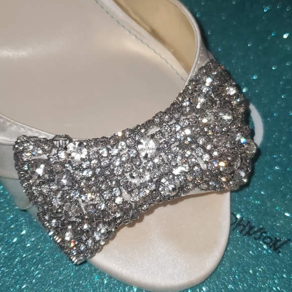 Shoes - Picture 3 of 8